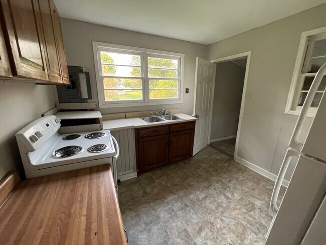 Building Photo - 2 Bedrooms, 1 Bathroom - Home in Plainville!
