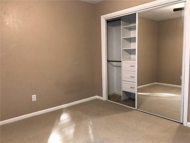 Building Photo - 1527 Wolf Run