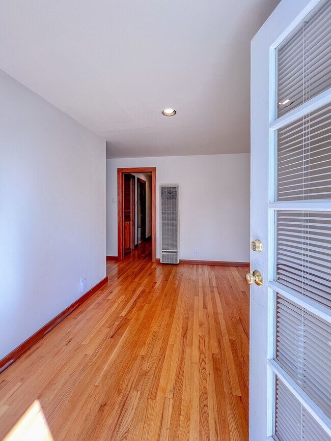 Building Photo - Charming One Bedroom Apartment