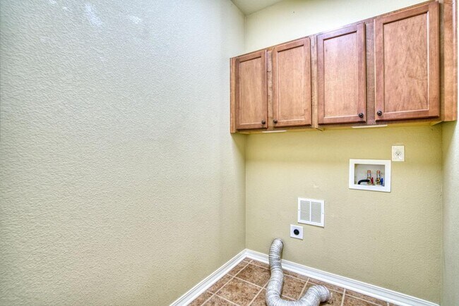 Building Photo - 2370 Windmill Dr