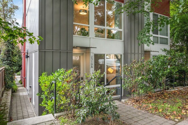 Building Photo - 2319 Franklin Ave E