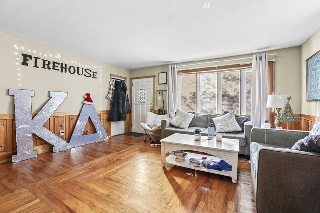 Building Photo - Spacious 7-Bedroom Home with Chalet Interior & Ample Parking – Ewing, NJ