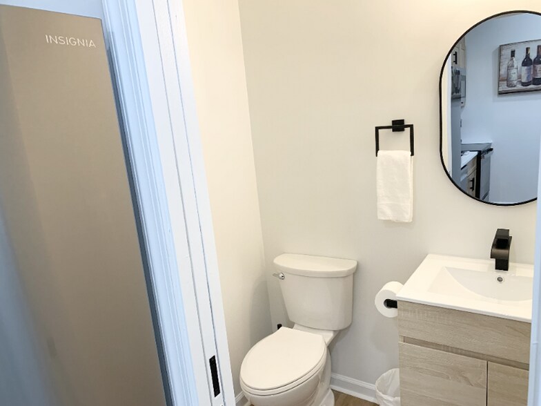 Building Photo - 1600 S Charles St