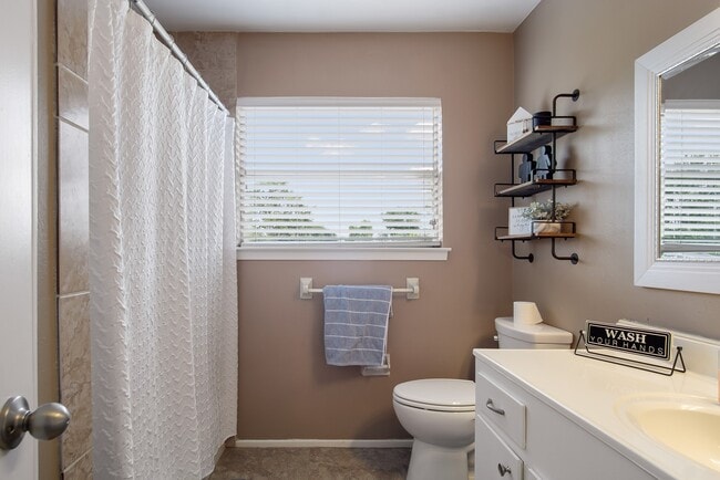 Building Photo - 706 Yale Ln