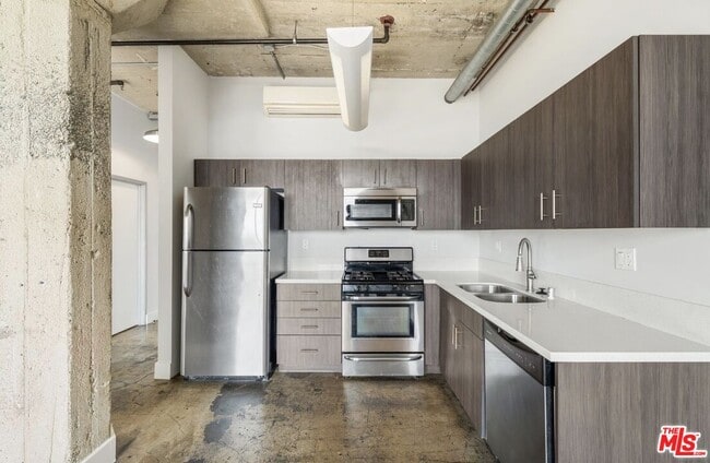 Building Photo - 825 East 4th St