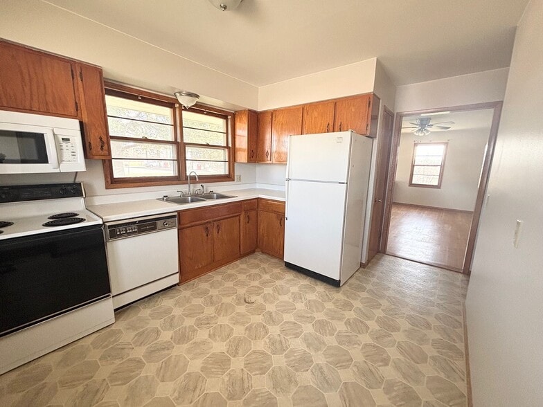 Building Photo - 502 Business 23 S