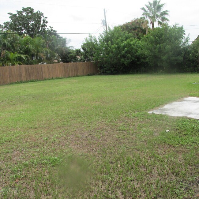 Building Photo - 1611 SE Mariana Rd