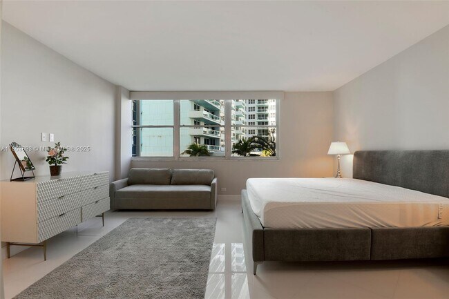 Building Photo - 5055 Collins Ave