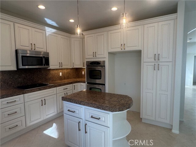 Building Photo - 27935 Hedgeline Dr