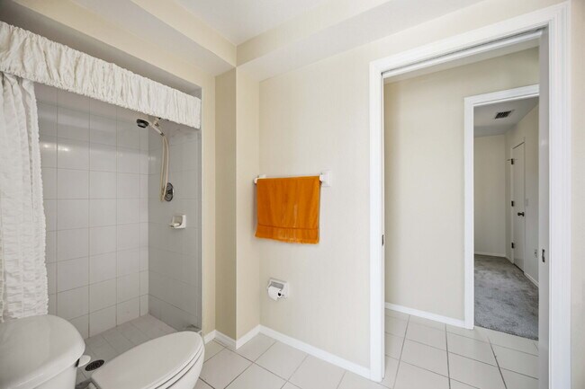 Building Photo - "Spacious 3-Bedroom Retreat with 2 Full Baths in Rotonda West Pinehurst!"