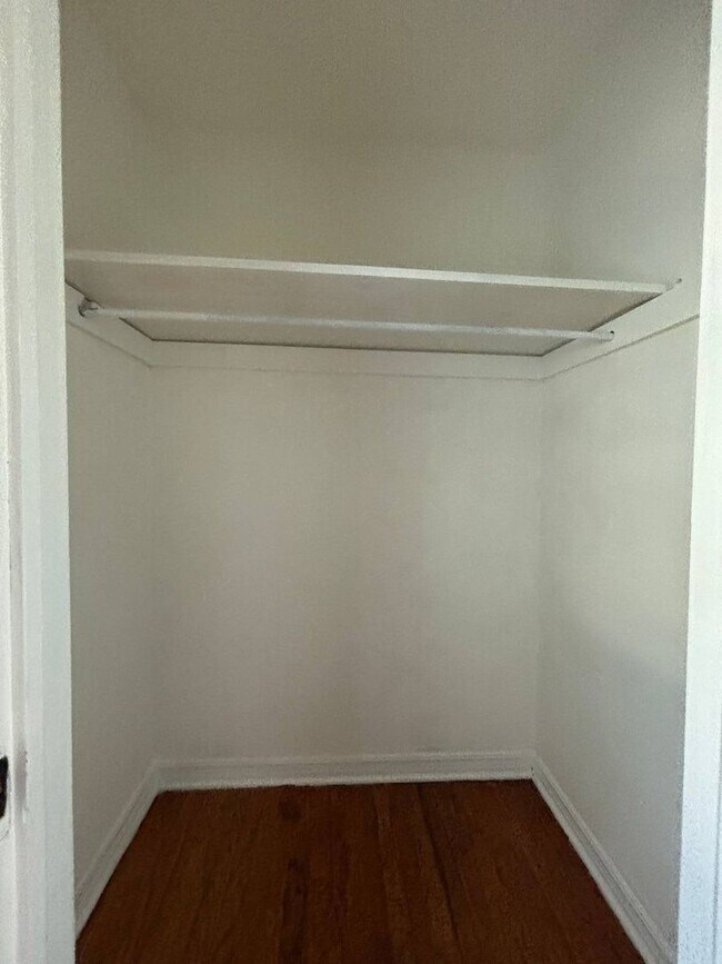 Building Photo - Must See 3 Bedroom