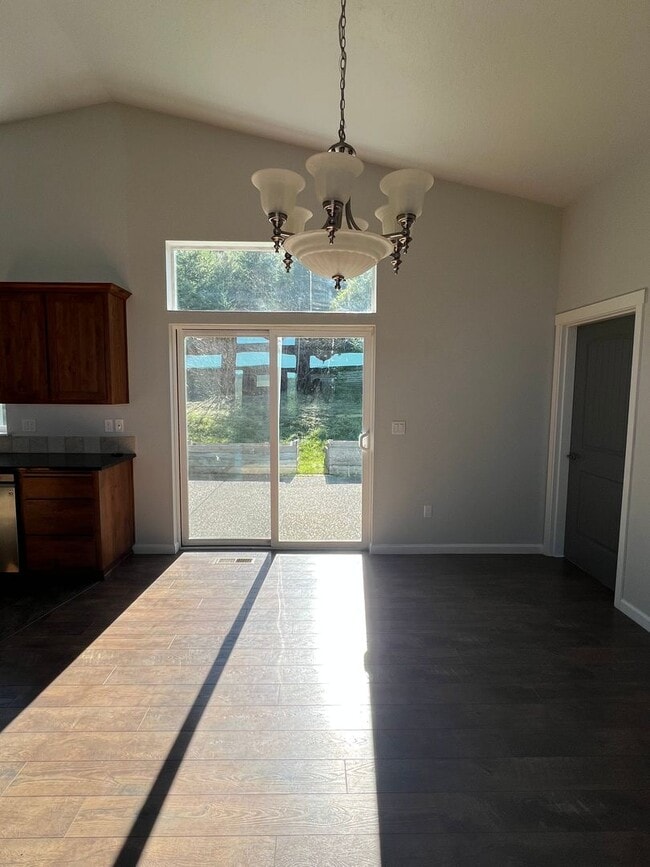 Building Photo - Beautiful Hilltop Country Home with Stunning Views