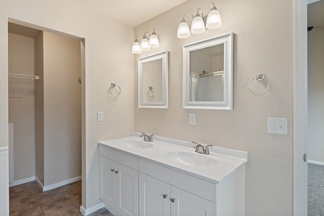 Building Photo - Evolve Real Estate: Beautiful 3 Bed / 2.5 ...