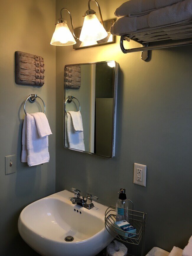 Building Photo - 717 W Huron St