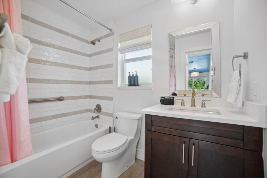 Building Photo - 911 NE 4th St