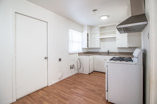 Building Photo - Great 3 Bedroom 1 Bathroom House