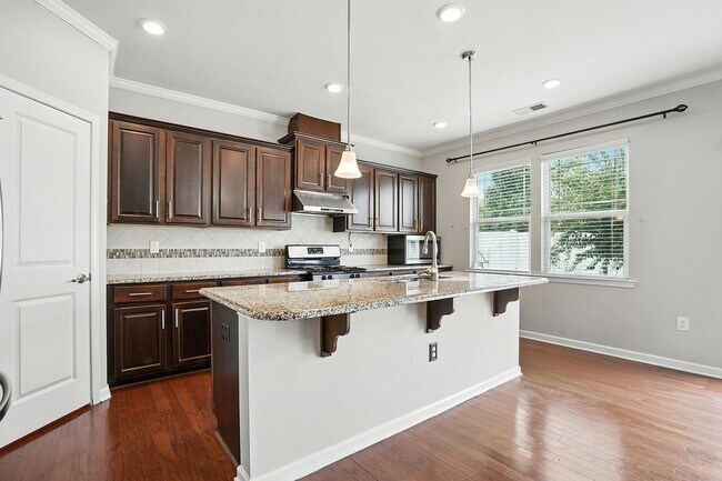 Building Photo - STUNNING HOME IN -POOL-TENNIS COURTS-GYM-PARK