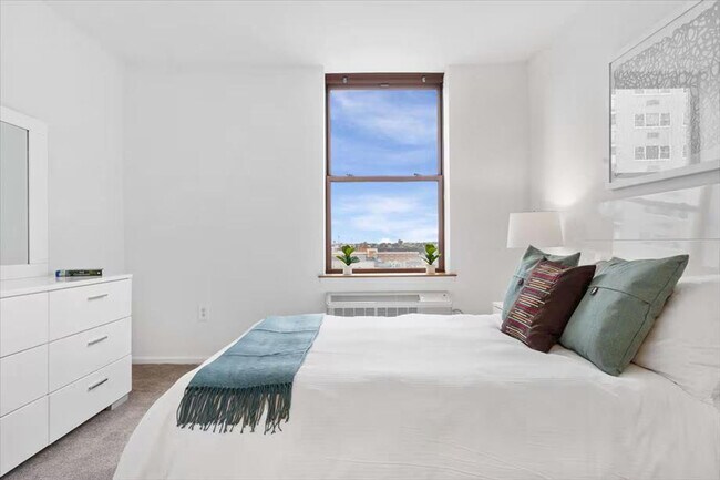 Building Photo - 330 River St