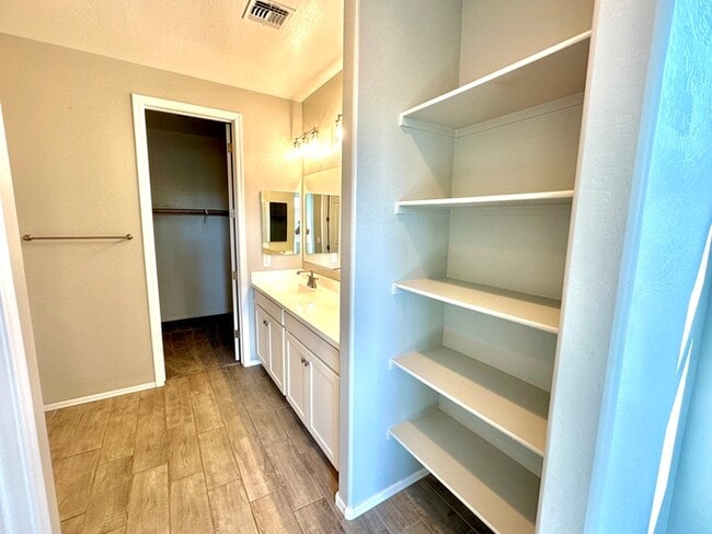 Building Photo - Fantastic 4BR/3BA Richmond American Larimar in Entrada Del Oro! Features white shaker cabinets, q...