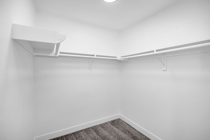 walk in closet - 34582 Calle Rosita