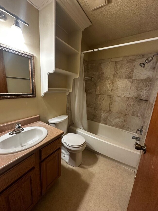 Building Photo - 4 Bedroom Condo near campus