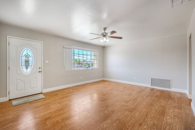 Building Photo - Three bedroom two bath home- fenced yard! - Castle Park