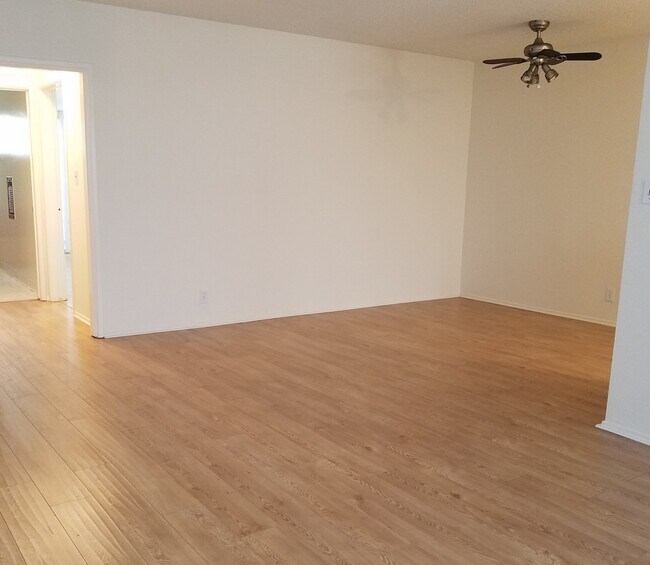 Building Photo - 1022 N Orange Grove Ave