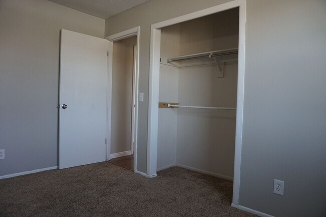 Building Photo - Quiet 4 Bedroom 2.5 Bath Taylorsville Home