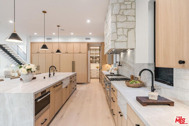 Building Photo - 5064 Encino Ave