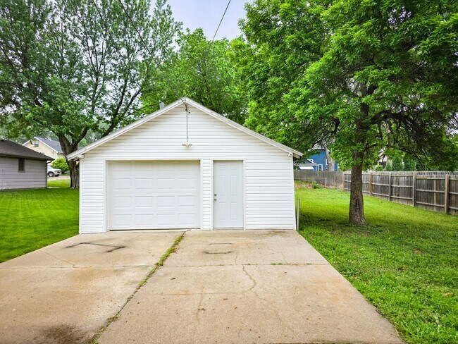 Building Photo - 1208 Koenigstein Ave