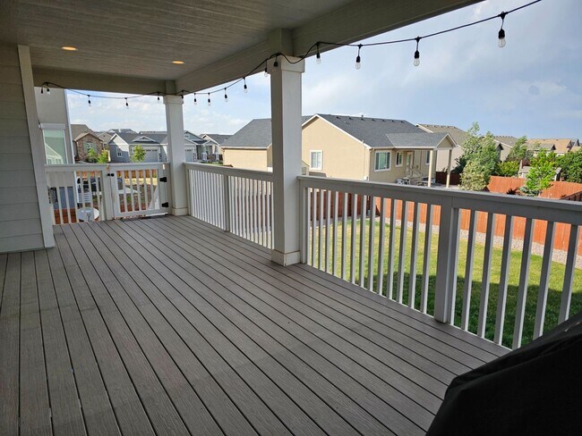 Building Photo - Beautiful 5 Bedroom, 3.5 Bath, 4 Car Garag...