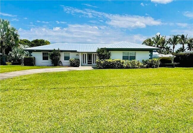 Building Photo - 416 SE Naranja Ave