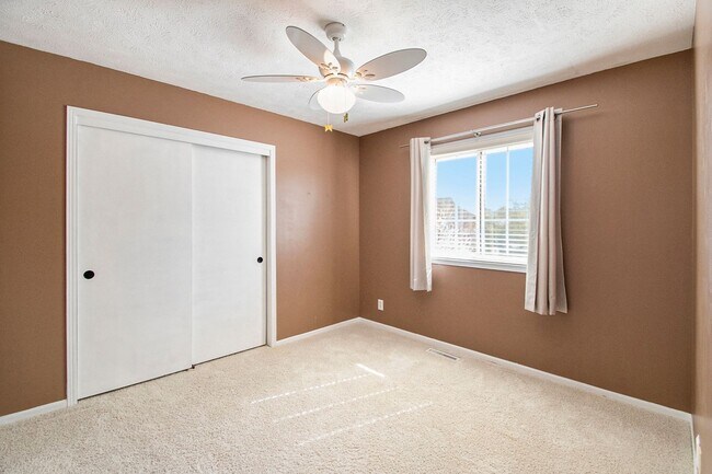 Building Photo - 3 bed + 3 bath Millard tri- level! Ready for move in!