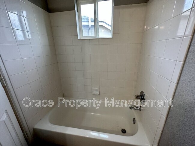 Building Photo - 1214 S Zeno Way