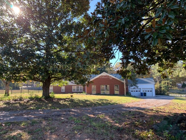 Building Photo - 1924 Chisholm Rd