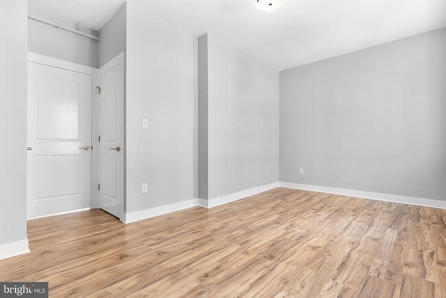 Building Photo - 200 W 10th St