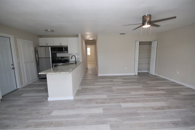 Building Photo - Remodeled 3BD/2BA ranch home in Sun City C...