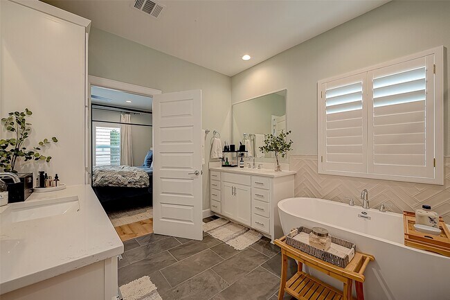 Building Photo - 909-A W 35th St