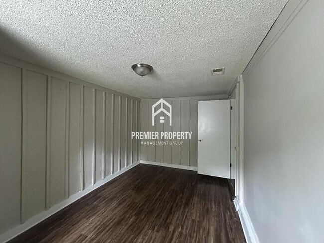 Building Photo - 6570 Ridgewood Rd
