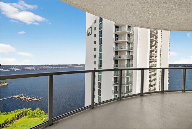Building Photo - 3000 Oasis Grand Blvd