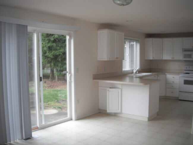 Building Photo - Spacious home and yard ready for you!