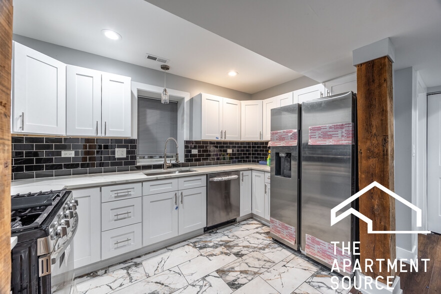 Building Photo - 3328 W Congress Pkwy