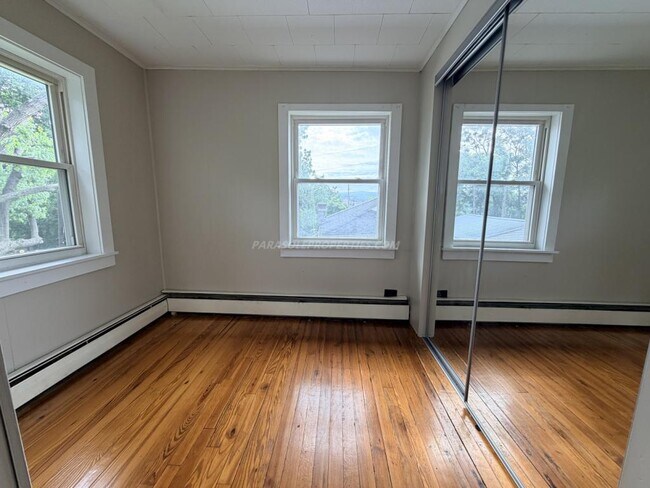 Building Photo - 910 W Linden St
