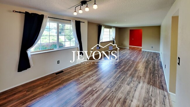 Building Photo - $900 Rent Credit | 3-bedroom single-family home near Randall Park with access to schools, shoppin...