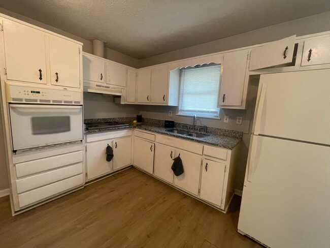 Building Photo - 606 Eastbrook Dr NW