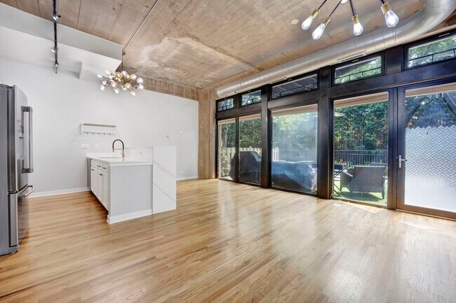 Building Photo - 1111 W 15th St