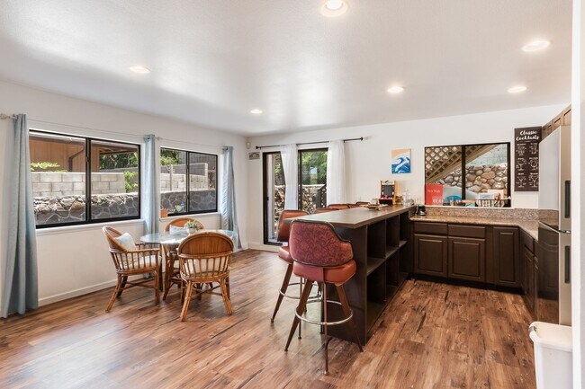Building Photo - Large Island Getaway in Sunny Kapolei