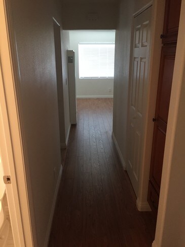 Building Photo - 922 W 25th St