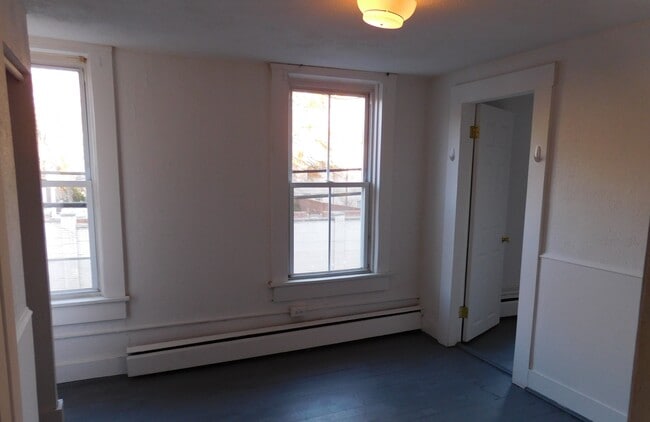 Building Photo - 145 King George St