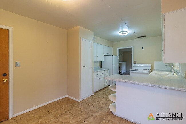 Building Photo - 1845 College Heights Rd